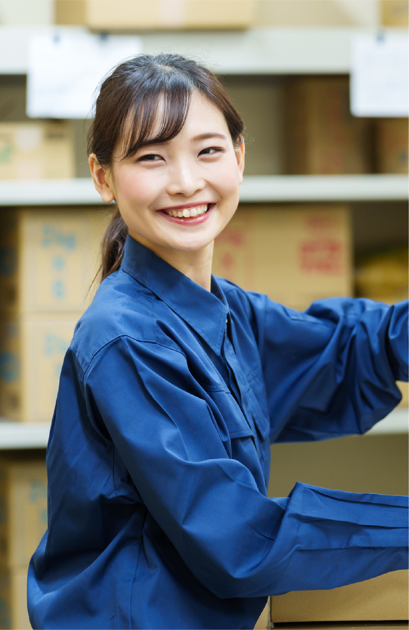 荷物を運ぶ働く女性